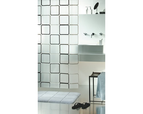 Modernes Badezimmer mit Duschvorhang, Waschbecken und Accessoires