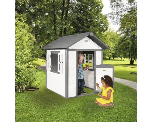 Maisonnette en bois avec deux enfants jouant dans le jardin.