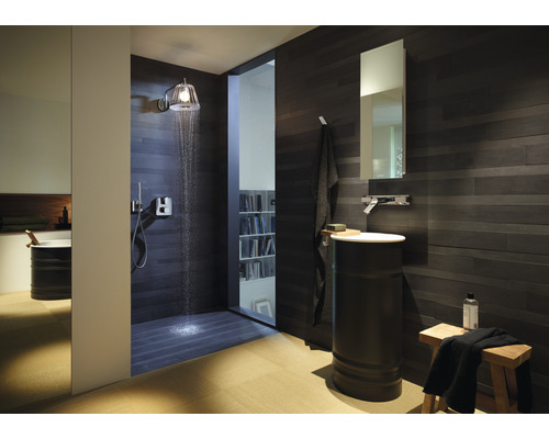 Salle de bains avec douche, lavabo et miroir