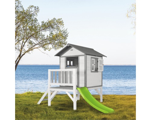 Cabane de jeux avec toboggan sur une pelouse