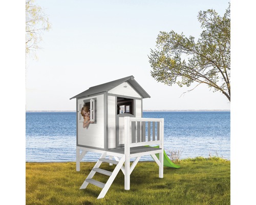 Maisonnette en bois avec toboggan dans le jardin