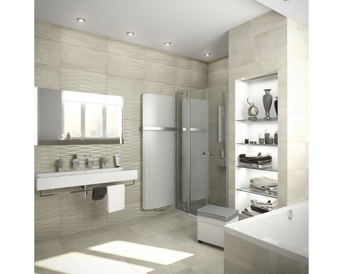 Helles Badezimmer mit Waschtisch, Spiegel, Handtuchwärmer, Dusche und Regal