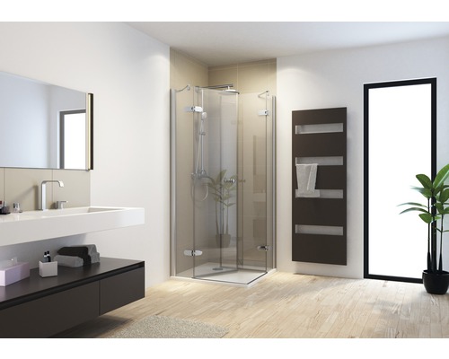 Salle de bain avec douche, lavabo, miroir et radiateur