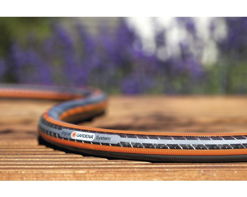 Gartenschlauch der Marke Gardena auf Holzboden