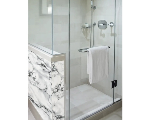 Badezimmer mit Dusche mit Glasabtrennung und Marmorstruktur