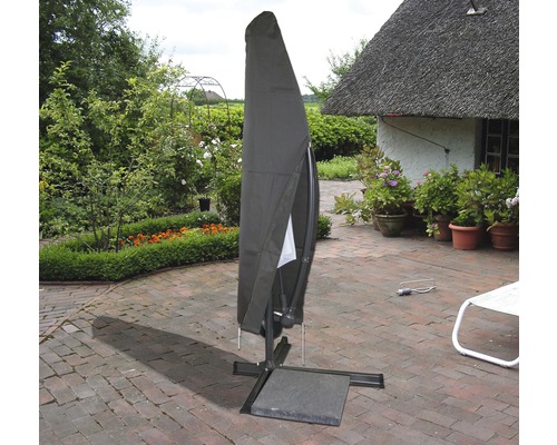 Parasol recouvert sur une terrasse avec un jardin en arrière-plan