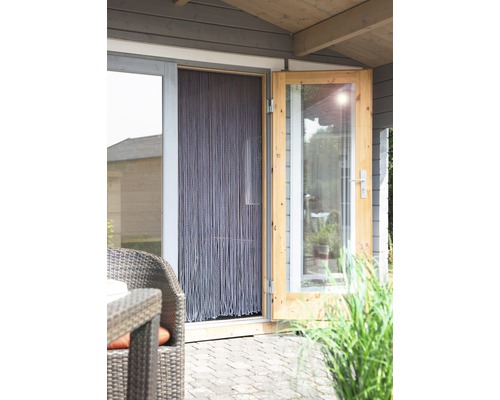 Scène avec une porte équipée d''un rideau de perles.