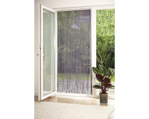 Cadre de porte ouvert avec rideau de fils comme protection contre les insectes