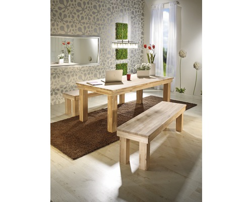 Esszimmer mit Holztisch, Bänken und Teppich auf hellem Holzboden