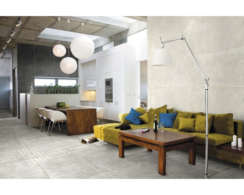 Espace de vie lumineux avec carrelage, canapé, table et éclairage