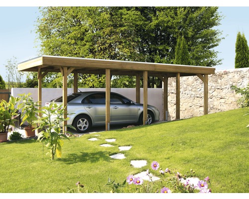 Abri de voiture en bois avec voiture dans un jardin.