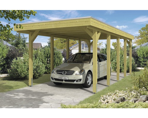 Carport en bois avec voiture garée dans le jardin