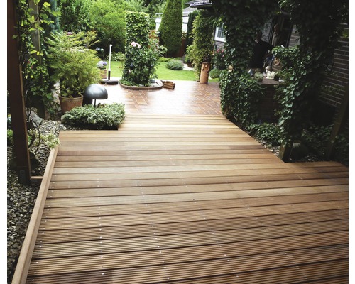 Holzterrasse im Garten mit Pflanzen und Dekoration