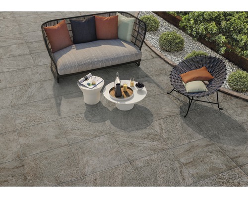 Espace extérieur avec dalles de terrasse, coin salon et aménagement paysager