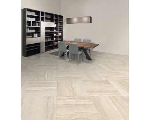 Wohnzimmer mit Bücherregal, Esstisch und Bodenfliesen