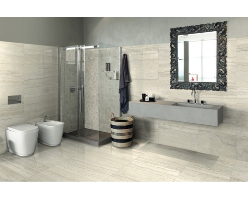 Modernes Badezimmer mit Dusche, Toilette, Bidet, Waschtisch und Spiegel