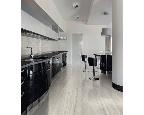 Cuisine claire et moderne avec kitchenette, tabourets de bar et carrelage