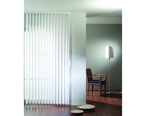 Vue d''une pièce avec des stores vénitiens verticaux, une chaise et un lampadaire