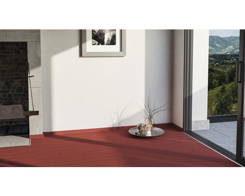 Heller Raum mit rotem Holzboden, Terrassentür und Deko-Elementen.