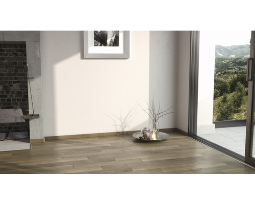 Heller Raum mit Holzboden, Kamin und Terrassentür