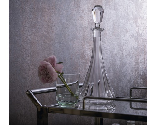 Carafe et verre avec fleur sur un chariot de service