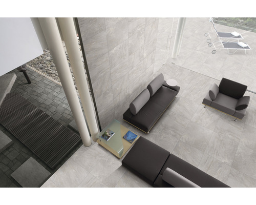 Espace clair carrelé avec des sièges et une décoration, pris d''en haut