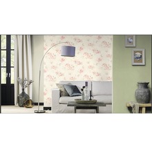Salon avec canapé, lampadaire et papier peint à motifs floraux