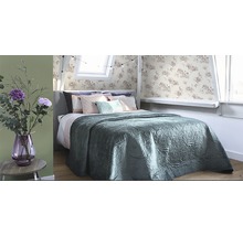 Chambre lumineuse avec lit double, papier peint à fleurs et vase décoratif