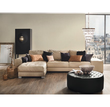 Wohnzimmer mit Ecksofa, Hocker, Schrank und Dekoration