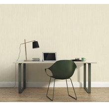 Arbeitszimmer mit Schreibtisch, Lampe, Laptop und Unitapete