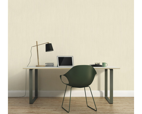 Arbeitszimmer mit Schreibtisch, Lampe, Laptop und Unitapete