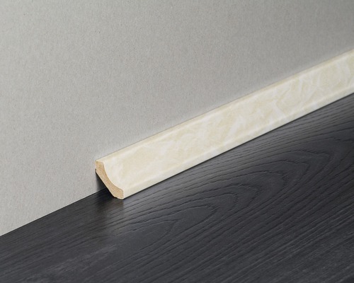 Plinthe avec décor en marbre sur un mur