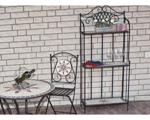 Gartenszene mit Metallregal, Mosaiktisch, Flaschenhalter, Weinflasche und Stuhl mit Mosaik