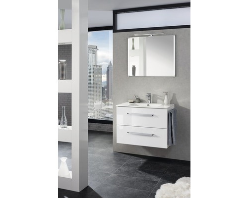 Salle de bain moderne avec meuble-lavabo blanc, miroir et vue sur la ville