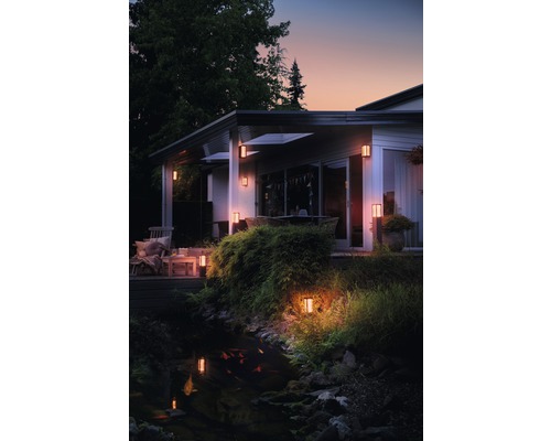 Maison éclairée avec jardin, bassin et éclairage extérieur