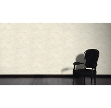 Scène d''intérieur avec papier peint à motifs et chaise