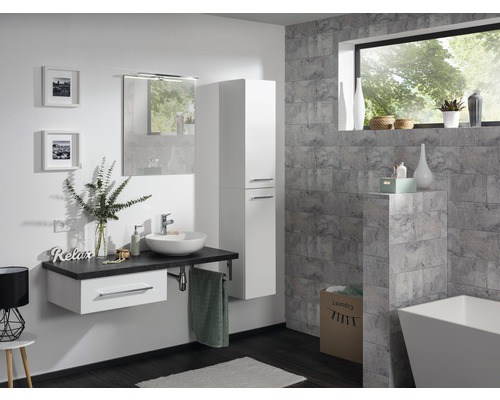 Salle de bains avec lavabo, miroir, armoire haute et baignoire au design clair