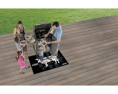 Familie grilliert auf Terrasse mit Grillmatte mit Rindfleisch-Schema