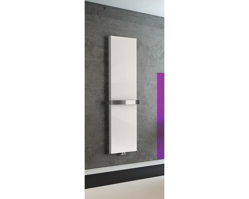 Radiateur de salle de bains blanc avec porte-serviettes sur un mur