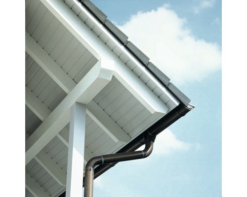 Gros plan d''une gouttière sur un toit de maison