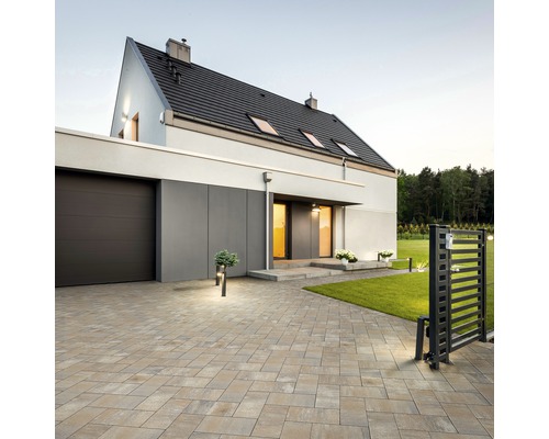 Maison individuelle avec allée pavée et clôture de jardin