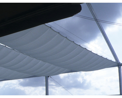 Vue détaillée d''un toit de terrasse flexible avec des bandes de tissu entre des cadres métalliques