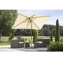 Quadratischer Sonnenschirm über Rattansitzgruppe mit Glastisch im Garten