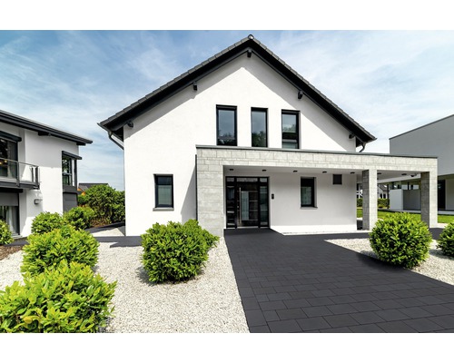 Maison d''habitation moderne avec allée pavée et jardin