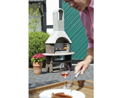 Grill de jardin en maçonnerie avec nourriture à l''extérieur