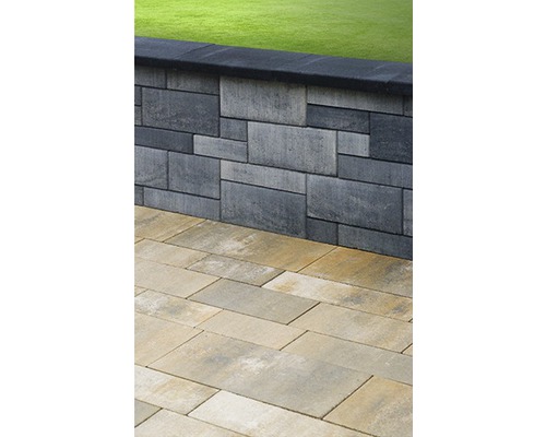 Mur en blocs de béton et pavés dans le jardin