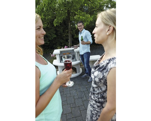 Scène de barbecue dans le jardin avec un barbecue maçonné