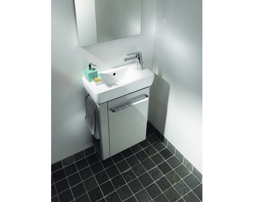 Badezimmer mit Waschbecken, Unterschrank und Spiegel