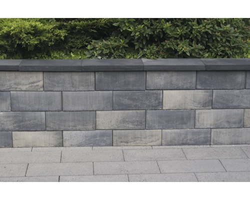 Pierres de mur en béton empilées avec couverture et plantation