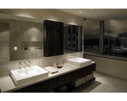 Badezimmer mit zwei Waschbecken, Spiegel und Holzschrank